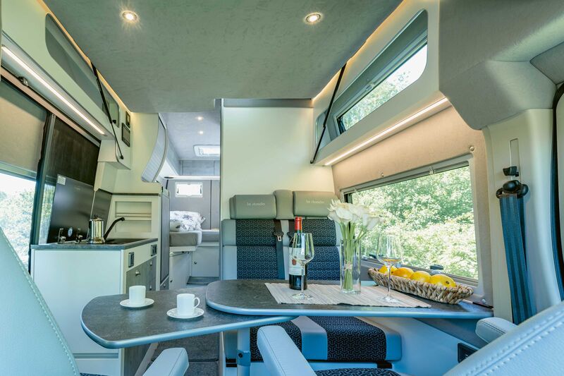 Grâce à la rallonge, jusqu’à quatre personnes peuvent manger ou jouer autour de la table.