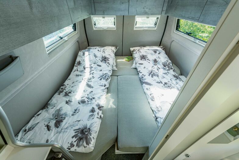 Les lits jumeaux à l’arrière peuvent être transformés en un tour de main en un grand couchage de près de 2 x 2 mètres.