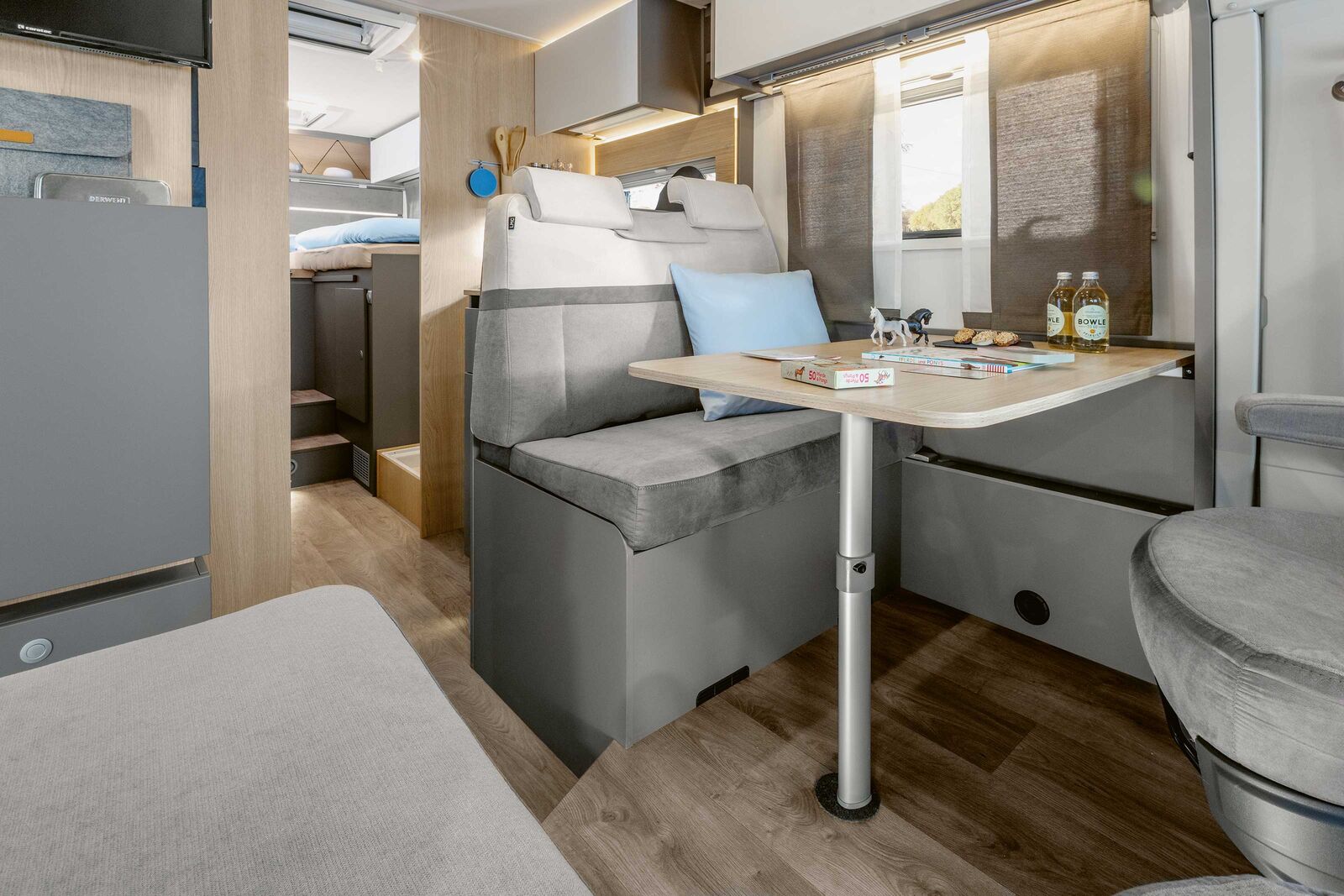 Équipé d’un design rectiligne et sobre en bois de chêne clair et de touches blanc mat et taupe, ce véhicule multigénérationnel offre notamment jusqu’à 6 possibilités de couchage.