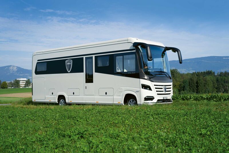 De tous les côtés, le Morelo Palace 88 LB se présente comme un liner élégant, avec des éléments de design de style automobile.