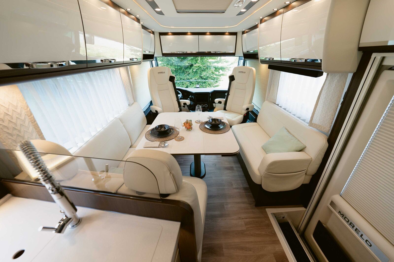 La spacieuse dînette du Palace 88 LB séduit tout autant que le mobilier haut de gamme et les nombreux éléments d’éclairage.