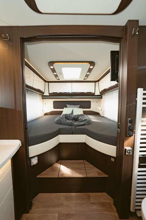 Une large marche permet d’accéder à la chambre équipée de grands et confortables matelas.