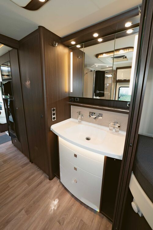 Dans l’espace sanitaires occupant la largeur du véhicule, on trouve à droite le lavabo et la penderie.