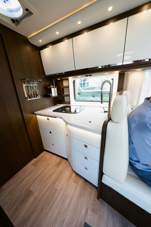 L’élégante cuisine est entièrement équipée et offre un plan de travail et des espaces de rangement de taille suffisante.