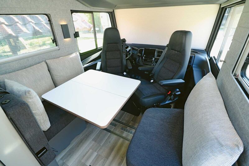 Avec ses teintes de gris harmonieusement assorties et ses confortables coussins, la spacieuse dînette offre une grande sensation de bien-être.