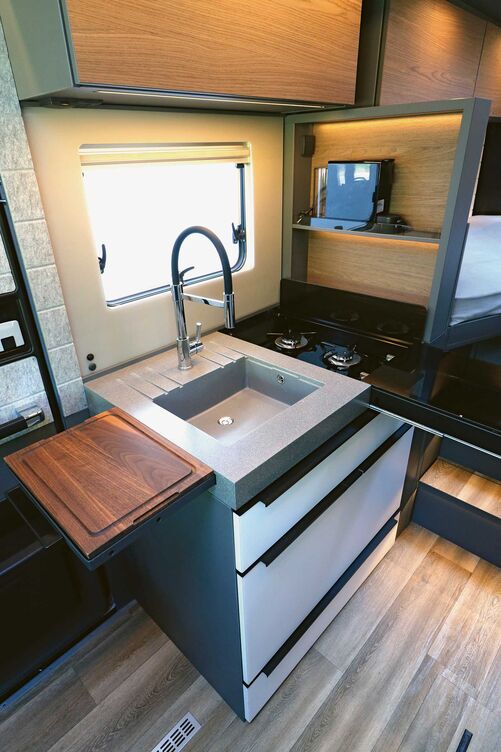 Le bloc cuisine multifonction est équipé d’un plan de travail modulable, d’un confortable verrouillage centralisé et d’une étagère dont la hauteur peut être réglée par commande électrique.