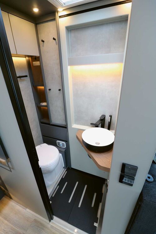 Le confort dans la salle de bains est l’un des atouts clés de l’iSmove. WC et lavabo sont parfaitement placés. La douche se sépare à l’aide d'une paroi coulissante.