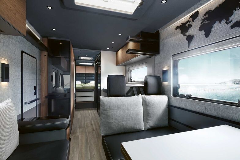 Axe de vue dégagé du cockpit à l’espace de couchage.