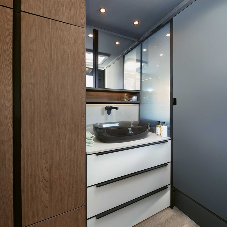 La salle d’eau est vaste, moderne et élégante.