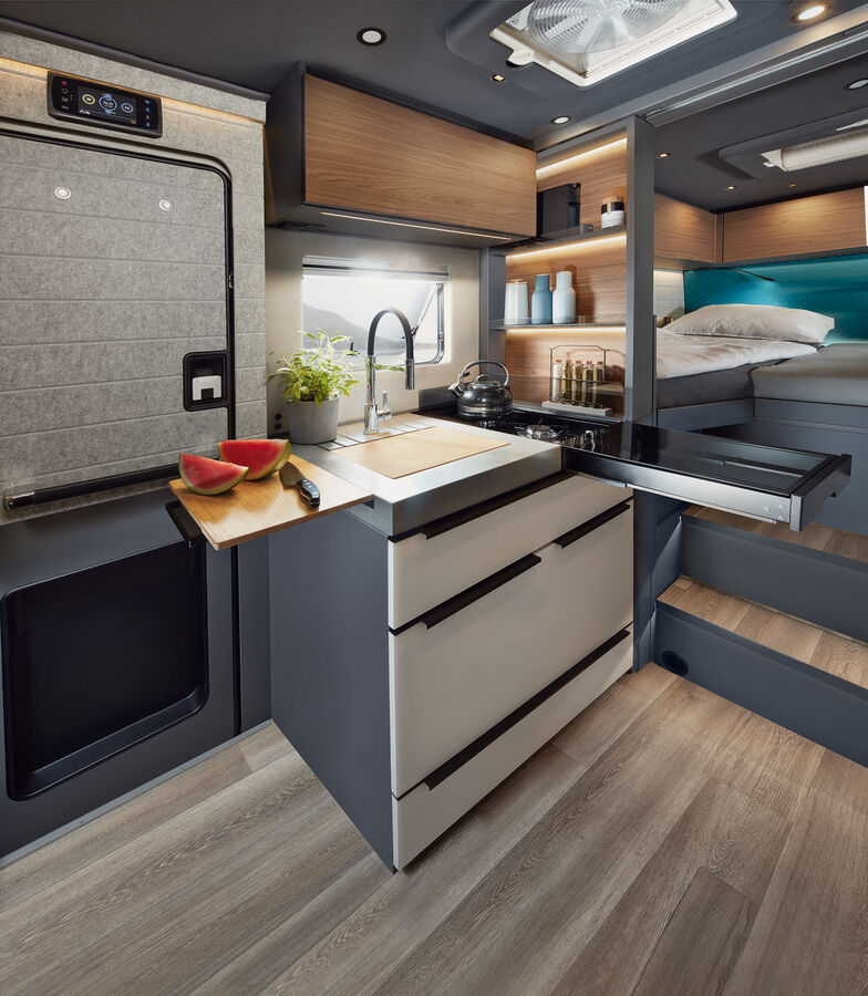 Le coin cuisine est très compact.