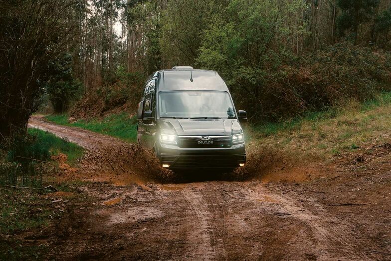 Le véhicule North Cape repose sur le châssis MAN 4x4, qui inclut de série une boîte automatique 8 vitesses et un blocage de différentiel.