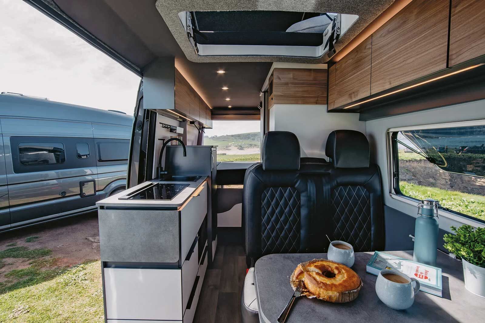 Vue de la cabine sur la cuisine jusqu’à l’arrière.