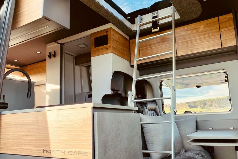 Une échelle permet d’accéder au lumineux étage supérieur.