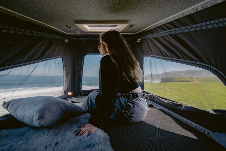 La tente de toit offre un couchage pour deux personnes.