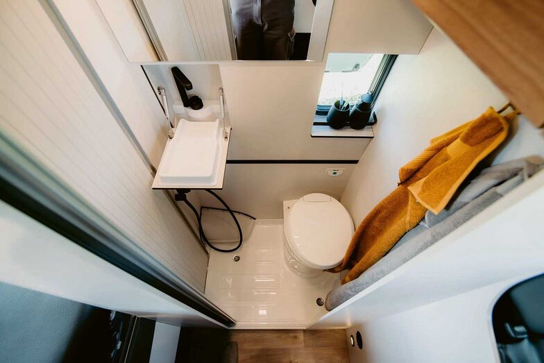 Avec 100 l d’eau propre à bord, on peut même se doucher dans la salle de bains. Le lavabo rabattable libère suffisamment d’espace.