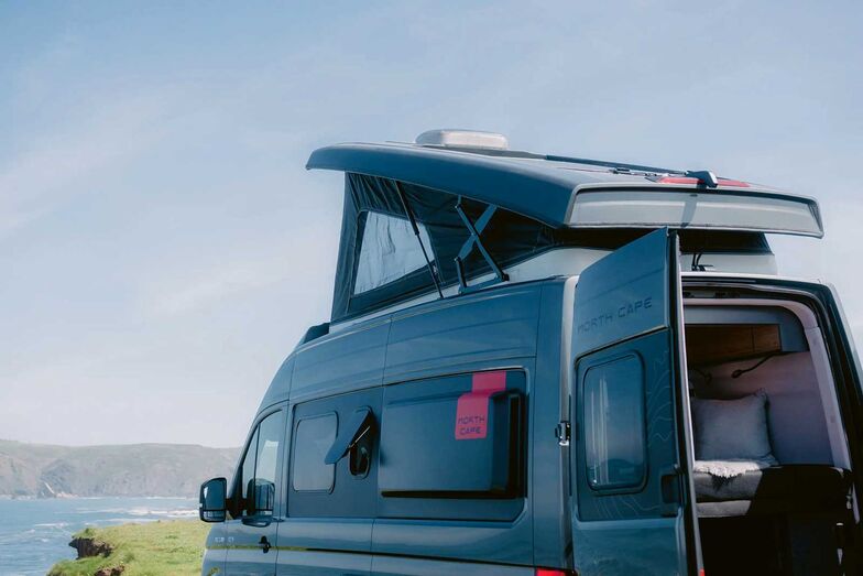 Contrairement aux variantes à toit fixe, dotées d’un panneau solaire 300 W, l’Adventure 6XR à toit basculant doit se contenter d’un panneau 200 W.