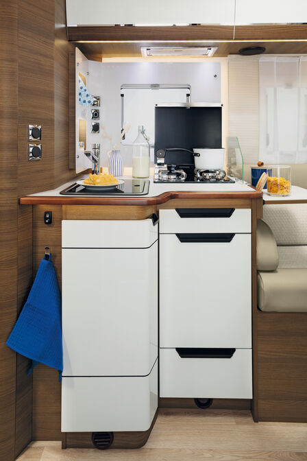 La cuisine d’angle du C86 – le grand réfrigérateur se trouve en face.