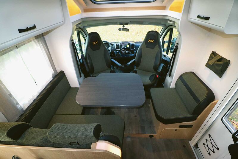 Le lumineux espace à vivre orné du design de coussins spécial XX Edition transmet immédiatement une sensation de bien-être.