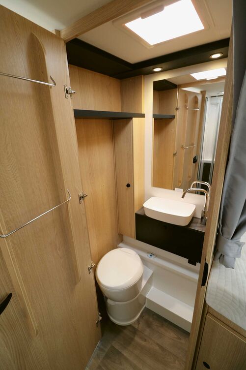 L’espace lavabo et toilettes offre tous les éléments essentiels, avec le petit plus de l’effet bois.