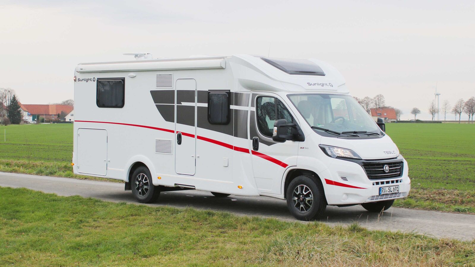 Le profilé Sunlight affiche un allure élégante. Le châssis Ducato avec essieu arrière large et répartition du poids équilibrée assure une tenue de route irréprochable.