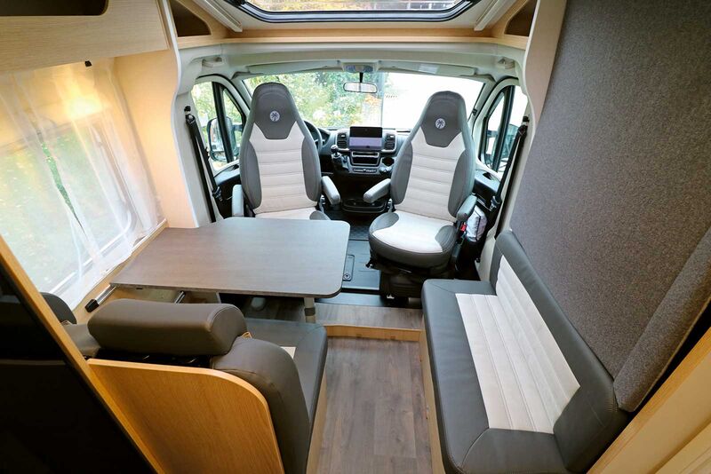 L’association entre des teintes claires et sombres ainsi que le chaleureux décor de mobilier créent une ambiance agréable.