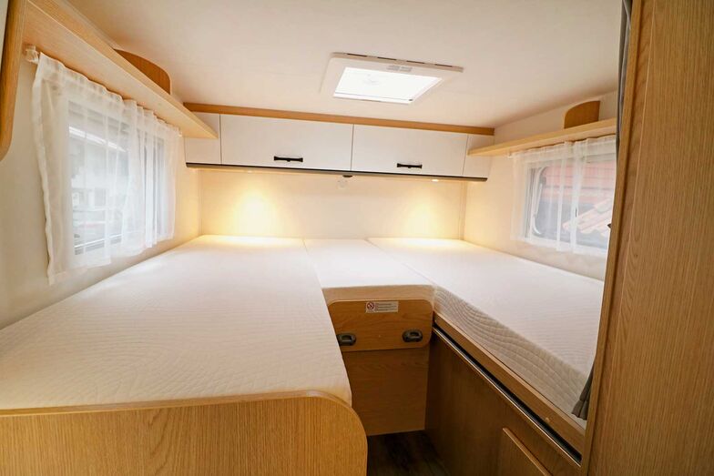 L’espace nuit au-dessus du garage arrière offre une bonne liberté de mouvement, beaucoup de lumière et de confortables matelas en mousse haute densité posés sur des sommiers à lattes en bois, bien que la longueur des lits soit inférieure à deux mètres.