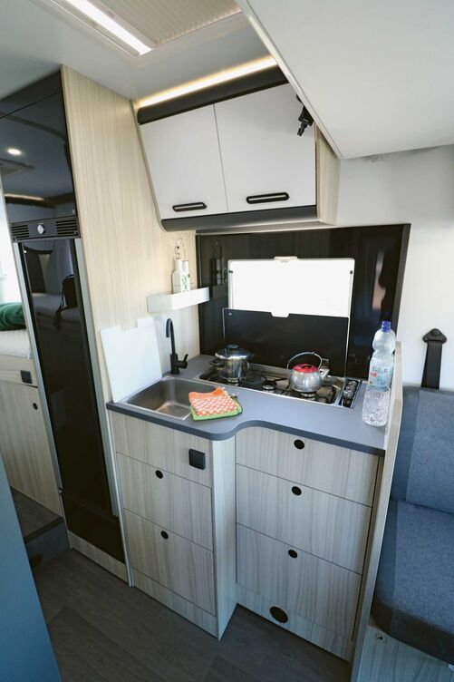 La cuisine compacte a de quoi séduire du point de vue esthétique, et convainc par son équipement complet et ses rangements suffisants.