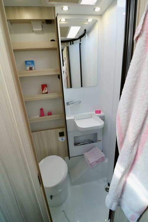 L’espace sanitaires clair offre tout le confort attendu ainsi qu’une grande lucarne en verre transparent pour une aération optimale.