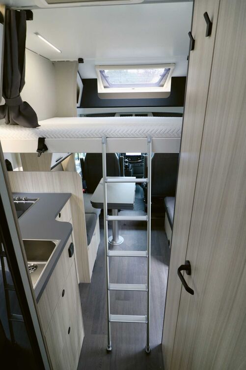 Le lit pavillon à descente manuelle est fixé par quatre systèmes de verrouillage rapide pendant le trajet.