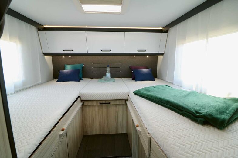 La chambre offre une grande liberté de mouvement et une agréable sensation d’espace, mais les matelas en mousse haute densité placés sur des sommiers à lattes en bois contribuent également à un sommeil réparateur.