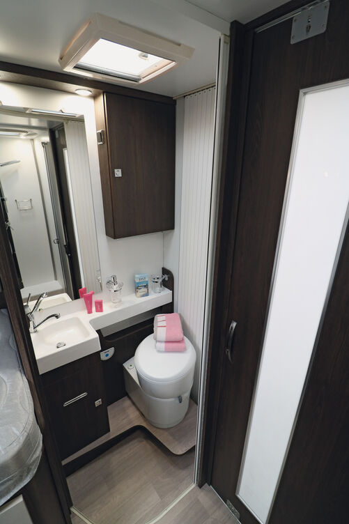 L’espace lavabo et toilettes offre un équipement agréable et une porte pliante très pratique. 