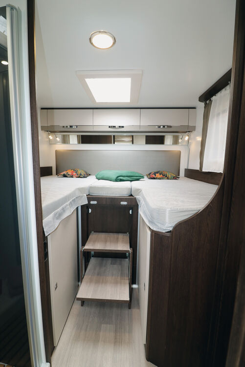 La chambre offre une liberté de mouvement suffisante et un bon confort de sommeil sur les matelas en mousse à haute densité, qui sont néanmoins un peu courts.