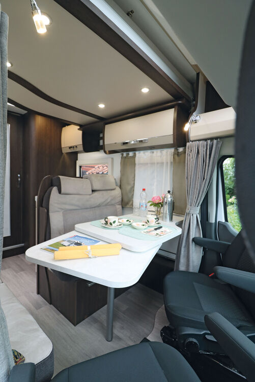 La banquette transversale, le canapé latéral et les sièges de cabine permettent d’accueillir un groupe nombreux qui pourra se réunir autour de la table suspendue avec le plateau supplémentaire rabattable.