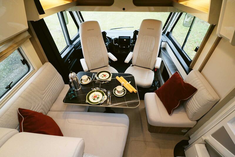 La dînette avant offre un grand confort et un espace suffisant pour cinq personnes maximum.