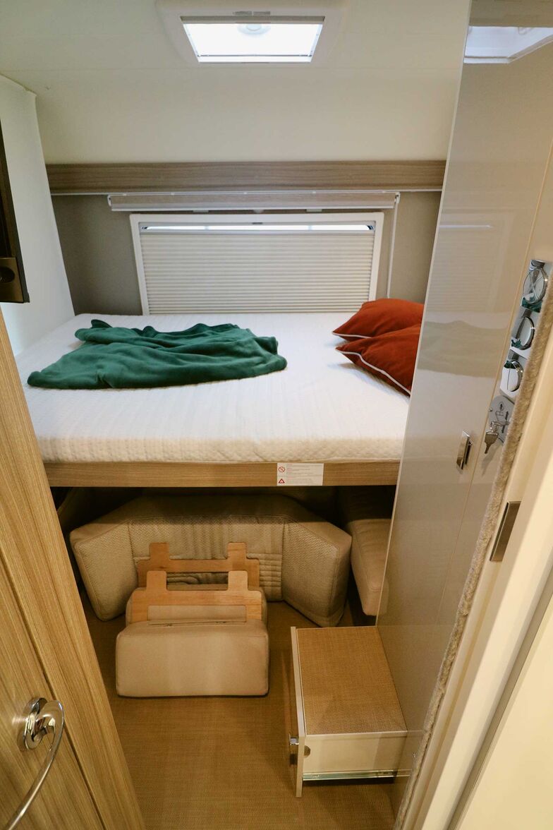 Une commande électrique permet d’abaisser suffisamment le lit pour que le marchepied suffise à y accéder.