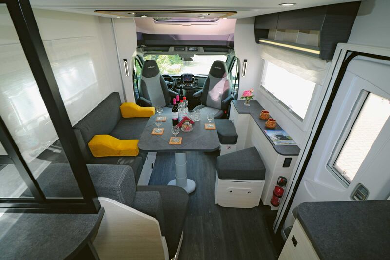 Cette organisation inhabituelle autour de la table variable offre suffisamment d’espace même aux groupes nombreux.