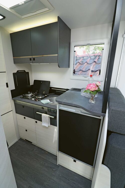 La cuisine entièrement équipée offre de grands plans de travail ainsi que des espaces de rangement suffisants.