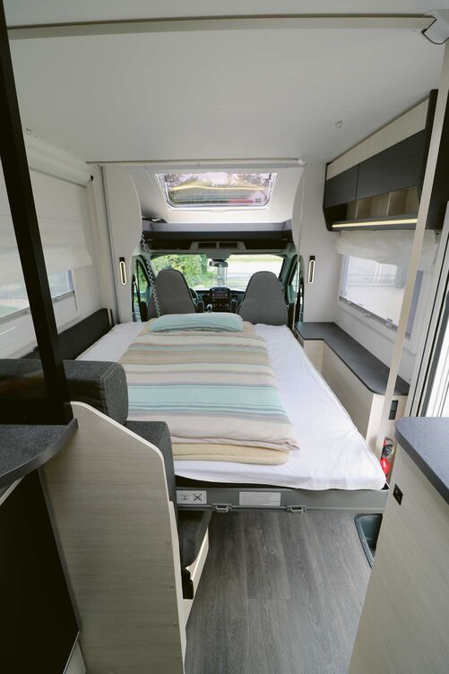 Une commande électrique permet d’abaisser le lit double pavillon selon les besoins. Le grand couchage est une réussite.