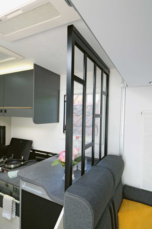 Un élément de design intéressant : la séparation en verre acrylique.