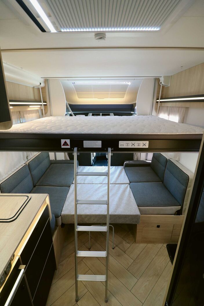 Si le lit inférieur est utilisé, l’accès au lit pavillon s’effectue par une robuste échelle en aluminium.