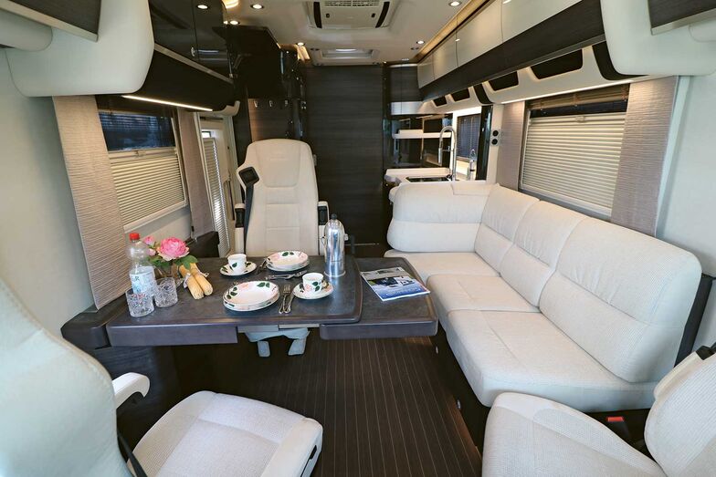 La version bar avec trois confortables sièges de cabine et un agréable canapé latéral offre une grande liberté de mouvement.