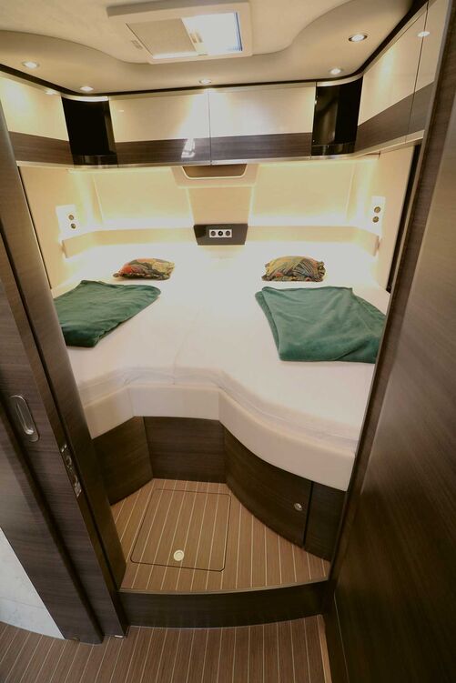 L’accès et la sortie des lits s’effectue via le petit dégagement avant, même lorsque la porte est fermée.