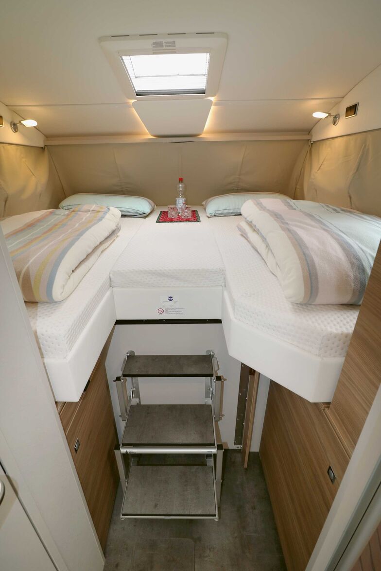 Le lit pavillon à commande électrique séduit d’emblée avec ses confortables matelas en mousse haute densité posés sur des sommiers à lattes en bois, ses grands couchages, son écart important avec le plafond et son éclairage complet.