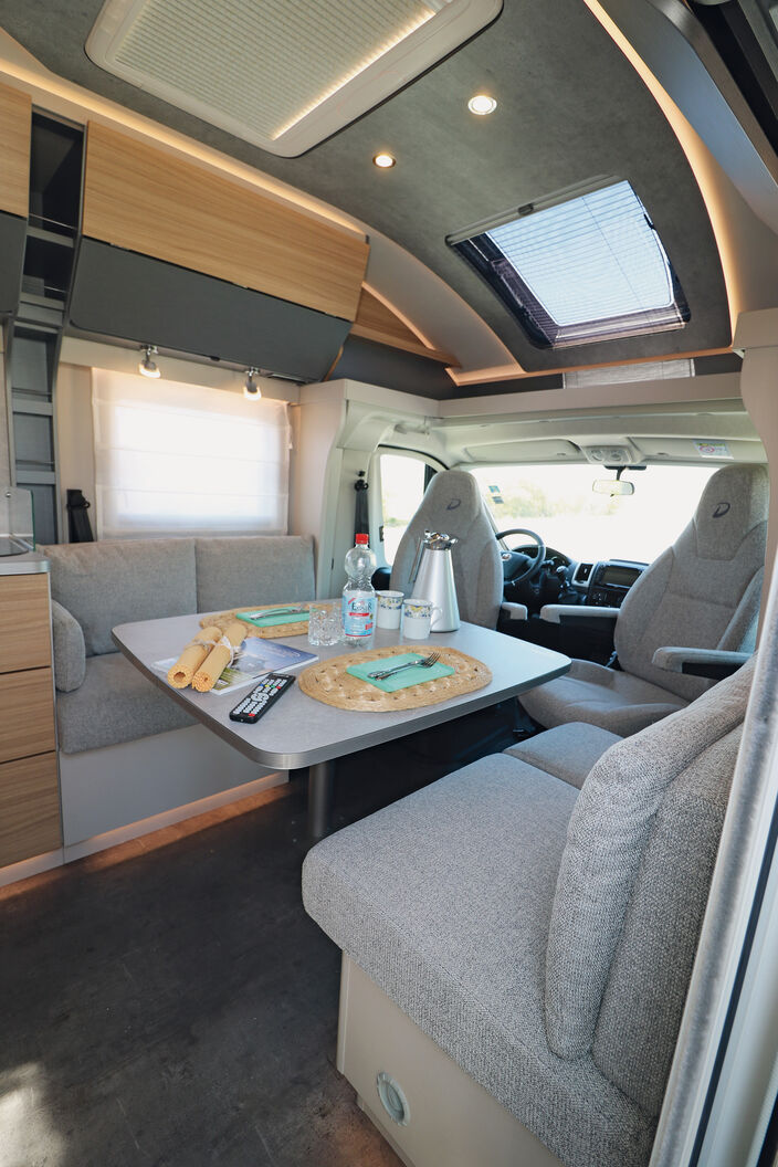 Avec le plateau de table variable, les deux bancs qui se font face et les fauteuils pivotants du cockpit donnent lieu à un super séjour pouvant accueillir jusqu’ à six personnes.