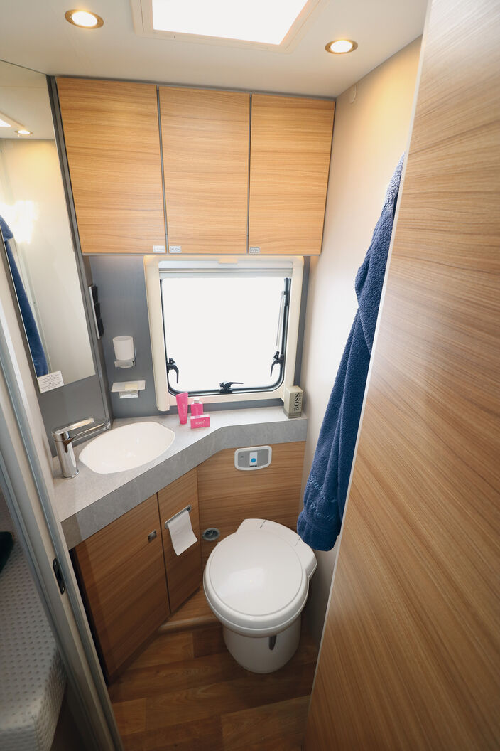 Sur le plan visuel, le coin des sanitaires plaît d’autant plus que la porte offre également une cloison avec le séjour; avec la porte de la chambre à coucher, il fait en outre office de cabinet de toilette.