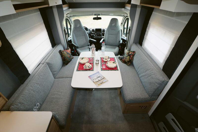 La variante très en vogue actuellement avec banquettes en face à face autour d’une table à colonne crée une très bonne ambiance intérieure avec les confortables sièges de cabine.