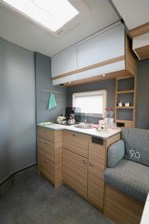 Bien équipée et spacieuse, la cuisine offre suffisamment de place pour la vaisselle, les casseroles et les réserves, et séduit également visuellement.