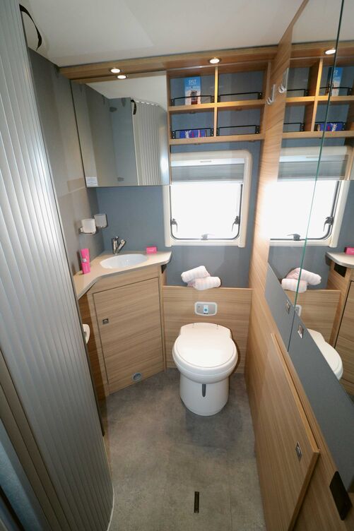 On ne se sent jamais à l’étroit devant le lavabo d’angle et sur le WC.