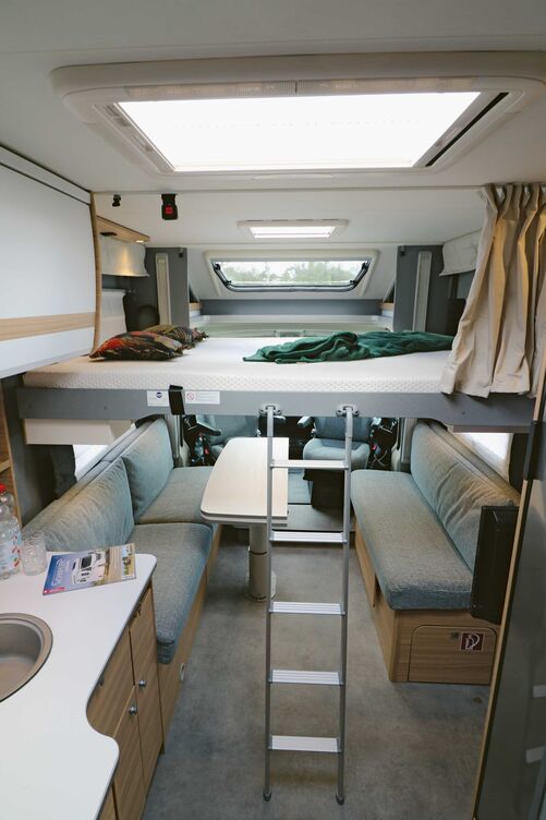 Le lit pavillon se lève et s’abaisse à l’envi par commande électrique. En position centrale, l’échelle permet d’accéder au lit.