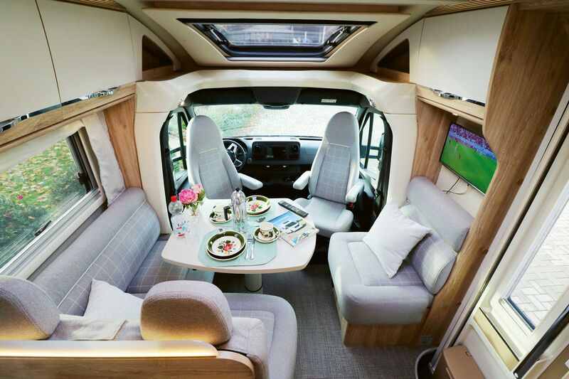 Le spacieux espace à vivre du Profila T 696 EB séduit par sa dînette confortable et son côté esthétique.